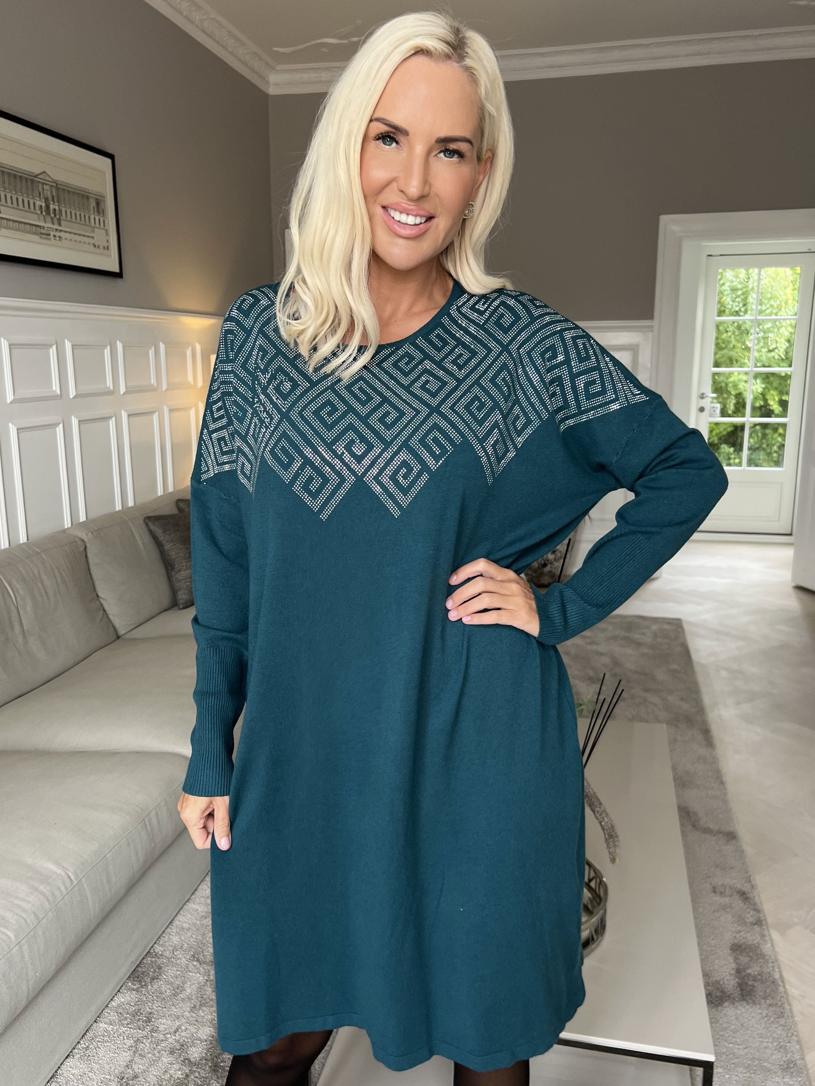 Luna - Mjuk stickad plus size klänning med strass